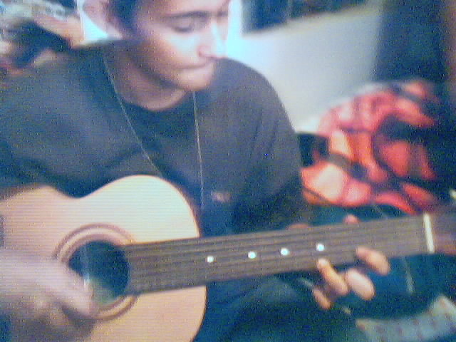 Tocando violão com 14 anos de idade