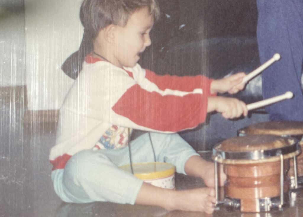 Foto antiga tocando bongô