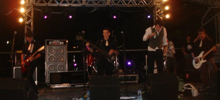 tocando guitarra com a banda no trote