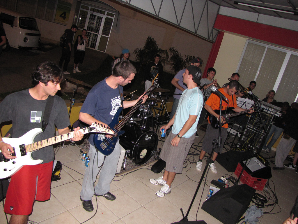 facuna lagoon com guitarra, baixo, bateria, vocal e trio de metais