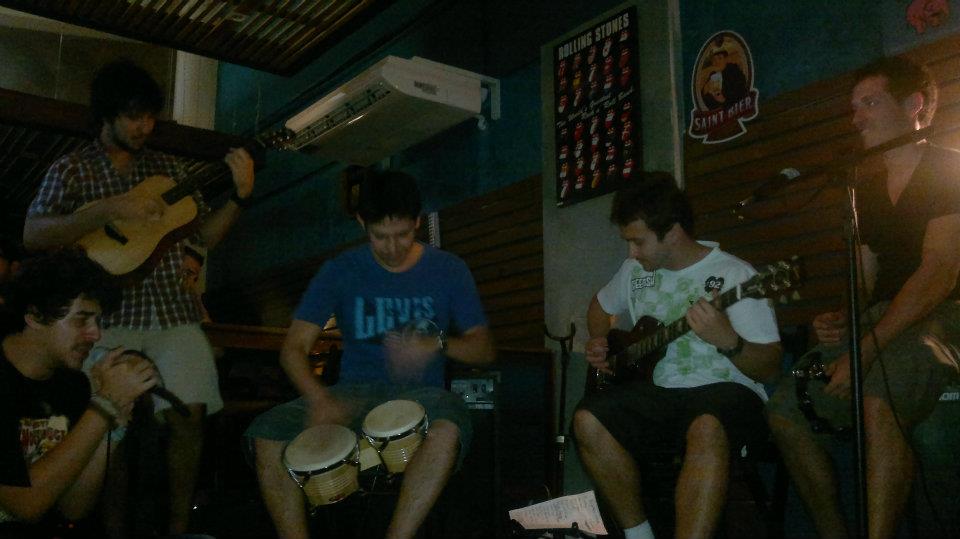 banda versão reduzida tocando em bar