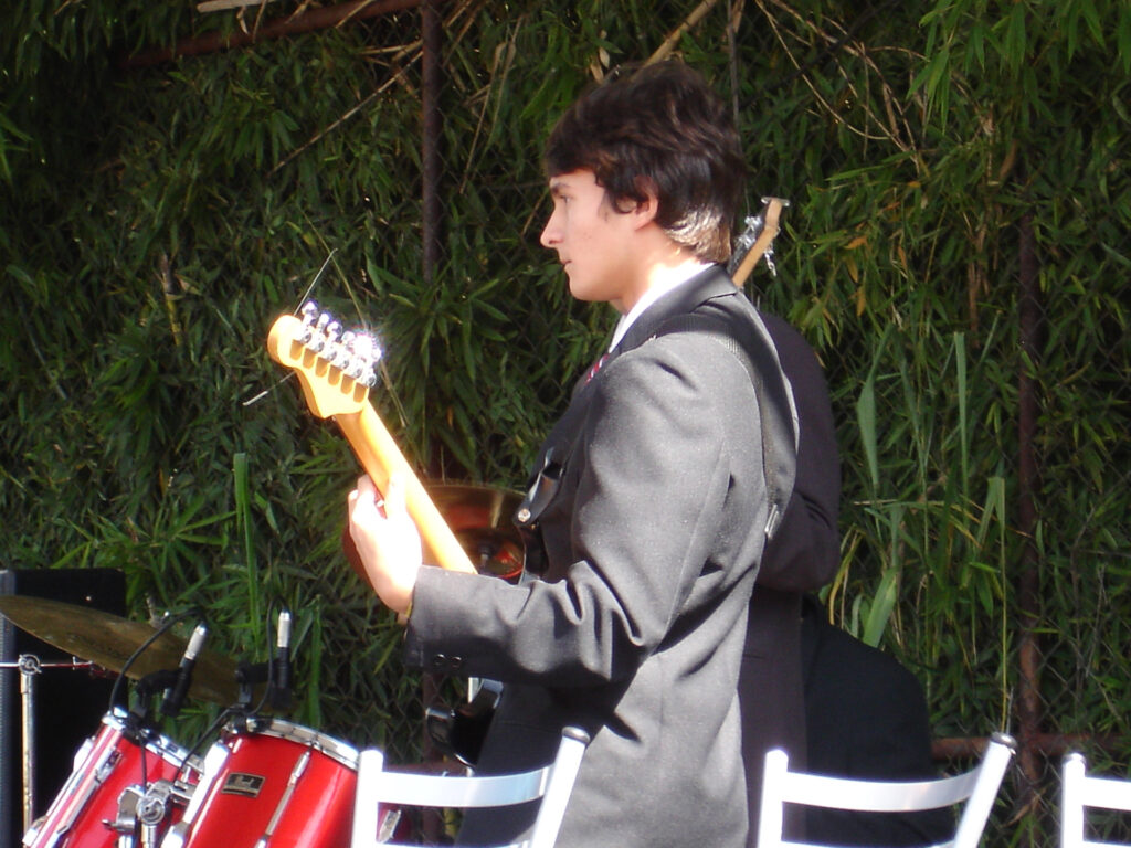 Tocando músicas do simply red na guitarra em festival