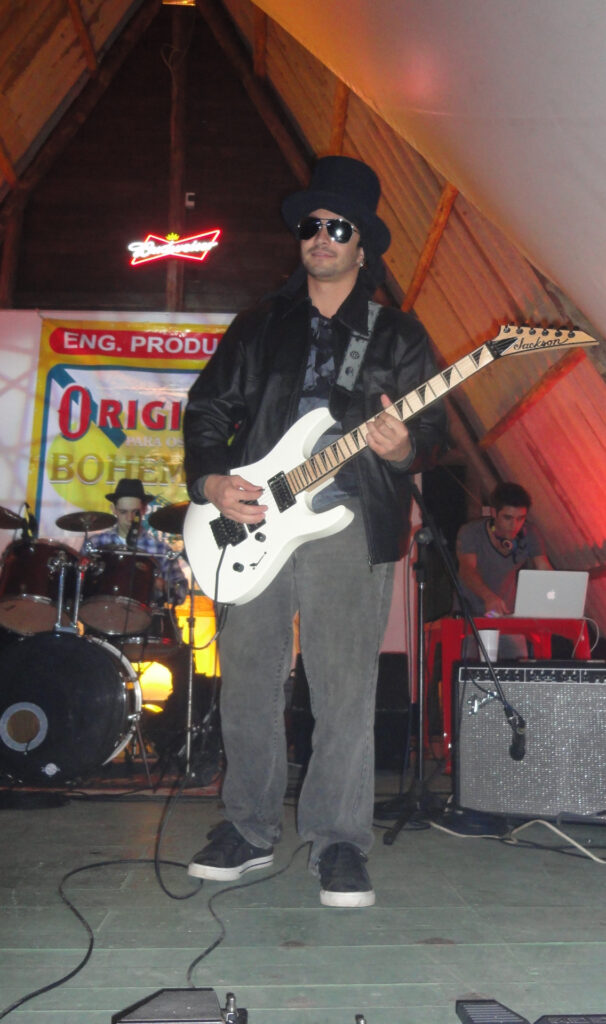 guitarra e bateria no palco da festa