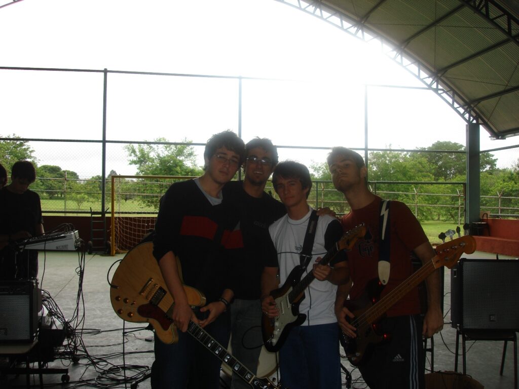 tocando guitarra com banda de rock em colégio