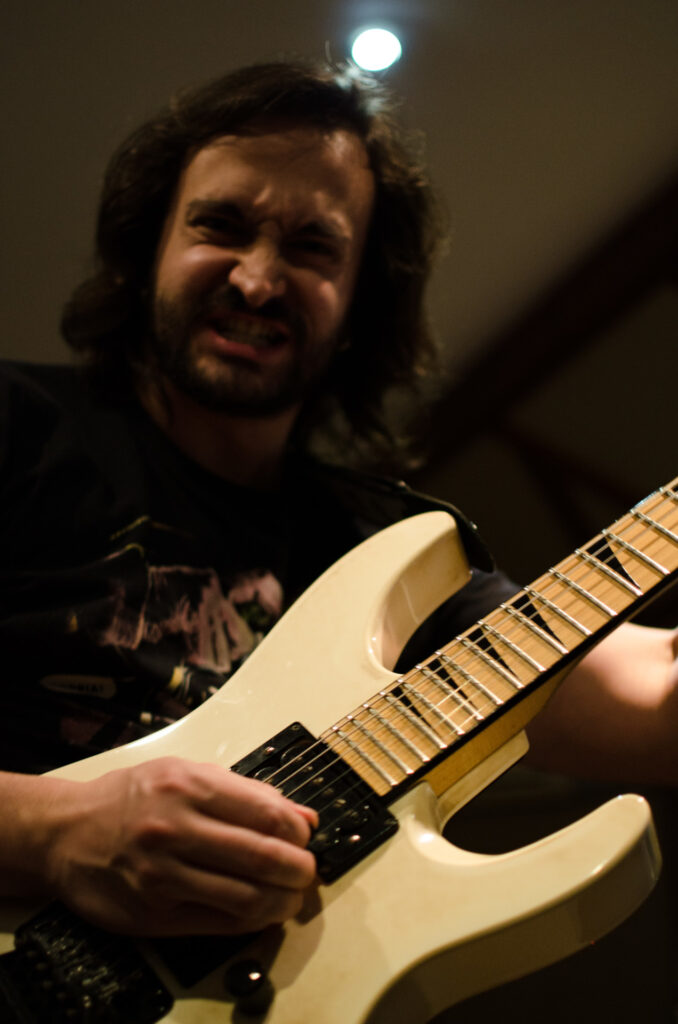 segurando a guitarra