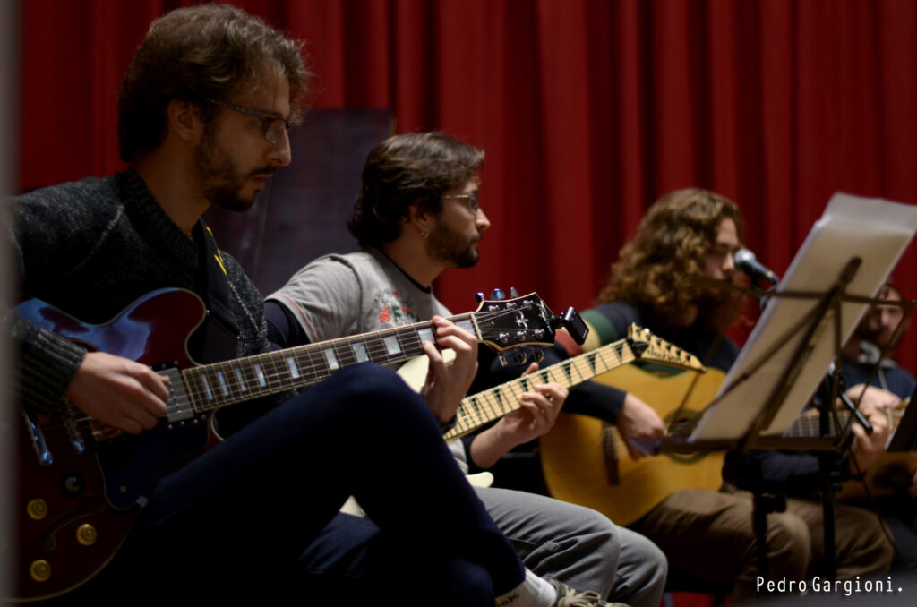 tocando guitarra com banda